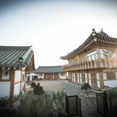 Happy Village Syeobul Guesthouse Gyeongju Exterior photo