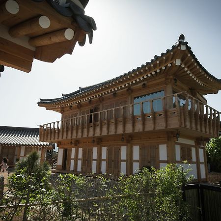 Happy Village Syeobul Guesthouse Gyeongju Exterior photo